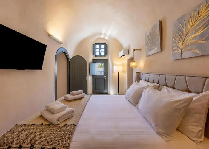 Parastia Luxury Santorini - Private Jacuzzi Éxo Goniá