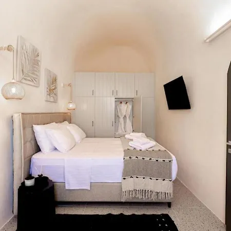 Villa Parastia Luxury Santorini - Private Jacuzzi