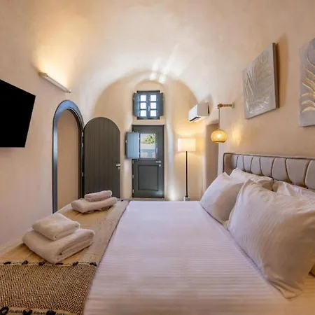 Parastia Luxury Santorini - Private Jacuzzi Éxo Goniá