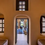 Parastia Luxury Santorini - Private Jacuzzi Éxo Goniá