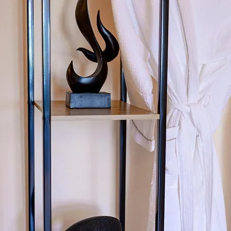 Parastia Luxury Santorini - Private Jacuzzi Éxo Goniá