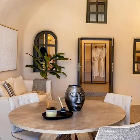 Parastia Luxury Santorini - Private Jacuzzi