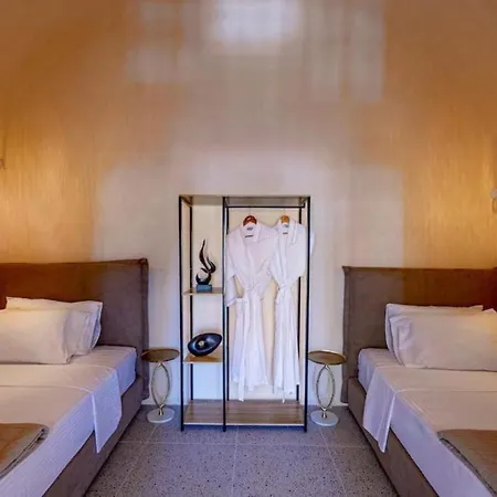 Parastia Luxury Santorini - Private Jacuzzi فيلة Éxo Goniá