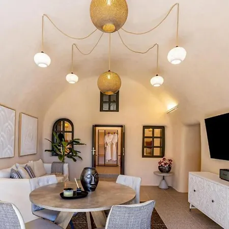 Parastia Luxury Santorini - Private Jacuzzi