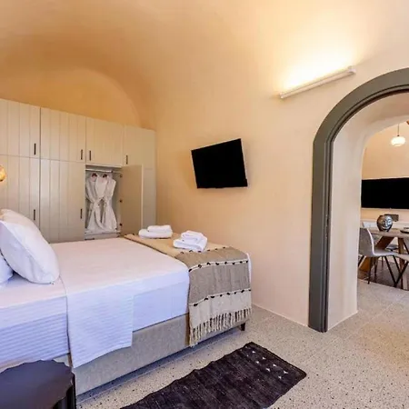 Parastia Luxury Santorini - Private Jacuzzi