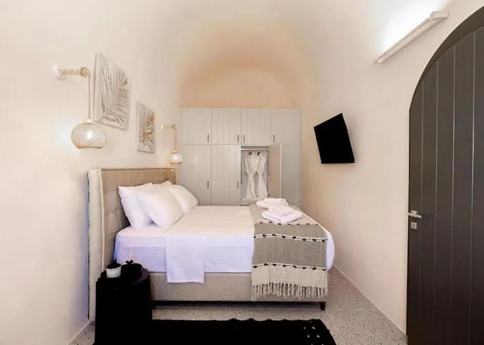 Villa Parastia Luxury Santorini - Private Jacuzzi