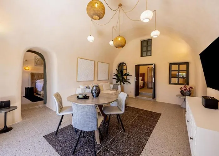 Villa Parastia Luxury Santorini - Private Jacuzzi Exo Gonia