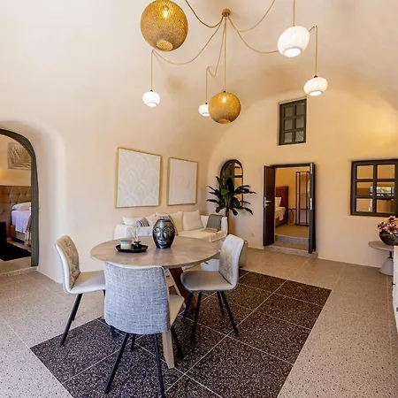 Parastia Luxury Santorini - Private Jacuzzi Villa Exo Gonia