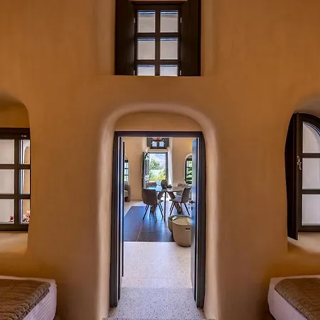 Villa Parastia Luxury Santorini - Private Jacuzzi Exo Gonia