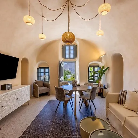 Villa Parastia Luxury Santorini - Private Jacuzzi *